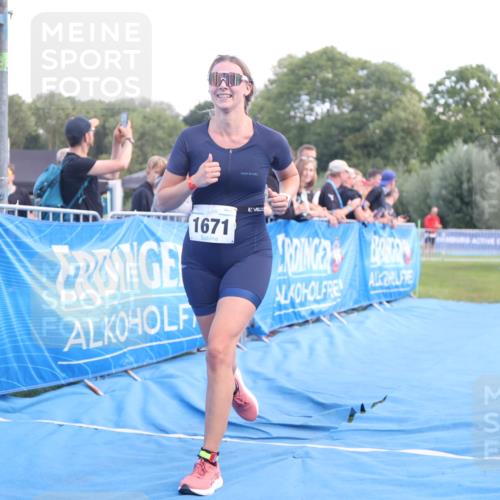 25.08.2024 - Elbe Triathlon Hamburg H.Heesch http://msf.ph/oto/6883530 25.08.2024 13:00:52 Ziel 1820, 1822 meine-sportfotos.de