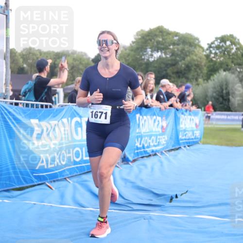 25.08.2024 - Elbe Triathlon Hamburg H.Heesch http://msf.ph/oto/6883531 25.08.2024 13:00:52 Ziel 1820, 1822 meine-sportfotos.de