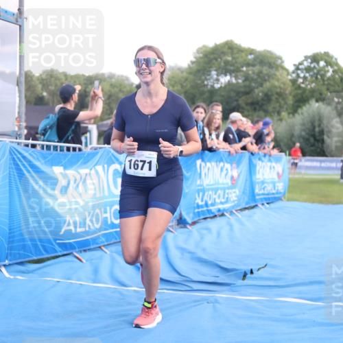 25.08.2024 - Elbe Triathlon Hamburg H.Heesch http://msf.ph/oto/6883532 25.08.2024 13:00:52 Ziel 1820, 1822 meine-sportfotos.de