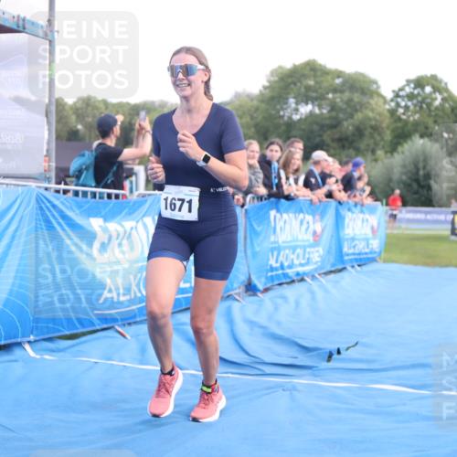 25.08.2024 - Elbe Triathlon Hamburg H.Heesch http://msf.ph/oto/6883534 25.08.2024 13:00:52 Ziel 1820, 1822 meine-sportfotos.de