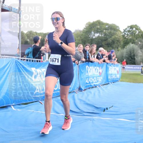 25.08.2024 - Elbe Triathlon Hamburg H.Heesch http://msf.ph/oto/6883535 25.08.2024 13:00:52 Ziel 1820, 1822 meine-sportfotos.de