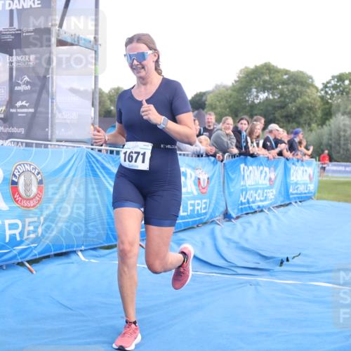 25.08.2024 - Elbe Triathlon Hamburg H.Heesch http://msf.ph/oto/6883539 25.08.2024 13:00:52 Ziel 1820, 1822 meine-sportfotos.de
