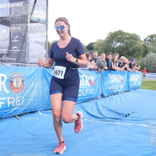 25.08.2024 - Elbe Triathlon Hamburg H.Heesch http://msf.ph/oto/6883540 25.08.2024 13:00:52 Ziel 1820, 1822 meine-sportfotos.de