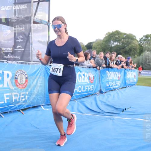 25.08.2024 - Elbe Triathlon Hamburg H.Heesch http://msf.ph/oto/6883541 25.08.2024 13:00:52 Ziel 1820, 1822 meine-sportfotos.de