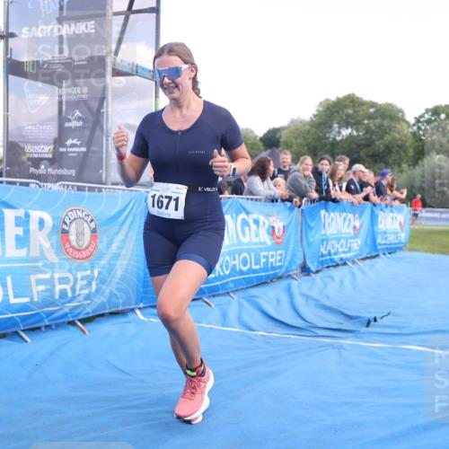25.08.2024 - Elbe Triathlon Hamburg H.Heesch http://msf.ph/oto/6883542 25.08.2024 13:00:52 Ziel 1820, 1822 meine-sportfotos.de