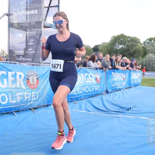 25.08.2024 - Elbe Triathlon Hamburg H.Heesch http://msf.ph/oto/6883543 25.08.2024 13:00:52 Ziel 1820, 1822 meine-sportfotos.de