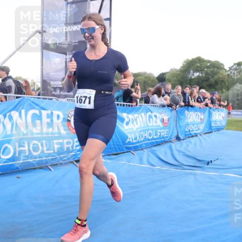25.08.2024 - Elbe Triathlon Hamburg H.Heesch http://msf.ph/oto/6883546 25.08.2024 13:00:52 Ziel 1820, 1822 meine-sportfotos.de