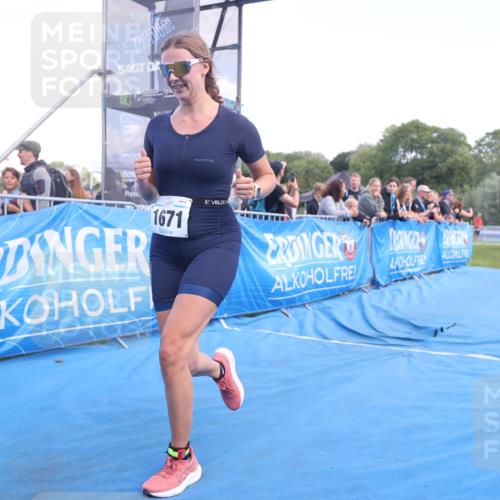 25.08.2024 - Elbe Triathlon Hamburg H.Heesch http://msf.ph/oto/6883547 25.08.2024 13:00:53 Ziel 1822 meine-sportfotos.de
