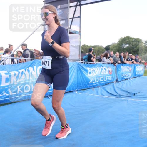 25.08.2024 - Elbe Triathlon Hamburg H.Heesch http://msf.ph/oto/6883550 25.08.2024 13:00:53 Ziel 1822 meine-sportfotos.de