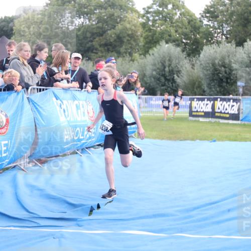 25.08.2024 - Elbe Triathlon Hamburg H.Heesch http://msf.ph/oto/6883576 25.08.2024 13:01:09 Ziel 1799, 1827, 1838 meine-sportfotos.de