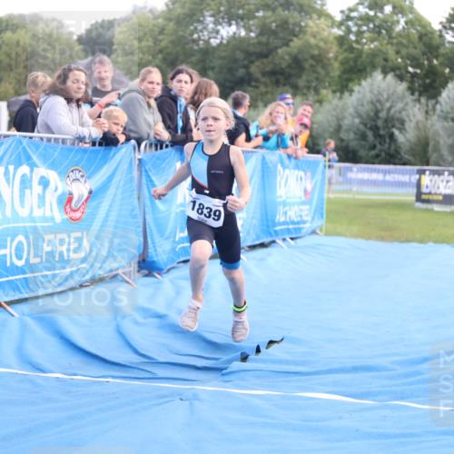 25.08.2024 - Elbe Triathlon Hamburg H.Heesch http://msf.ph/oto/6883626 25.08.2024 13:01:17 Ziel 1799, 1827, 1838, 1839 meine-sportfotos.de