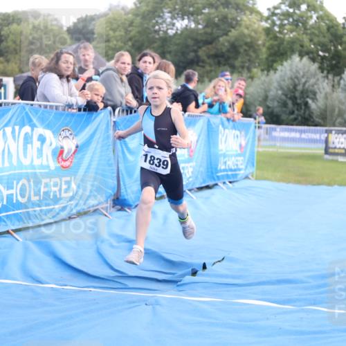 25.08.2024 - Elbe Triathlon Hamburg H.Heesch http://msf.ph/oto/6883627 25.08.2024 13:01:17 Ziel 1799, 1827, 1838, 1839 meine-sportfotos.de