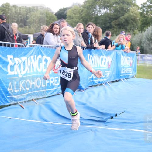 25.08.2024 - Elbe Triathlon Hamburg H.Heesch http://msf.ph/oto/6883632 25.08.2024 13:01:17 Ziel 1799, 1827, 1838, 1839 meine-sportfotos.de