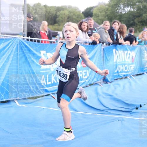 25.08.2024 - Elbe Triathlon Hamburg H.Heesch http://msf.ph/oto/6883636 25.08.2024 13:01:18 Ziel 1799, 1827, 1839 meine-sportfotos.de