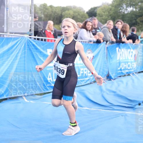 25.08.2024 - Elbe Triathlon Hamburg H.Heesch http://msf.ph/oto/6883637 25.08.2024 13:01:18 Ziel 1799, 1827, 1839 meine-sportfotos.de