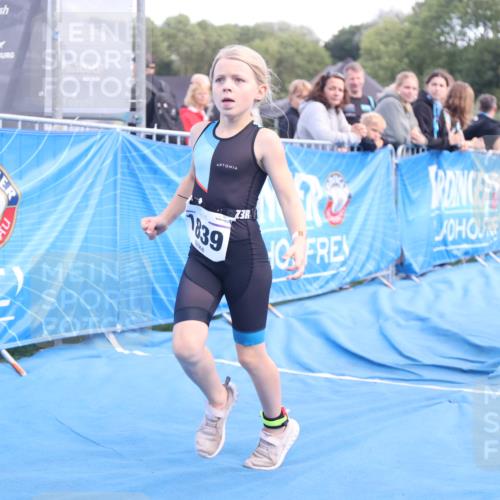 25.08.2024 - Elbe Triathlon Hamburg H.Heesch http://msf.ph/oto/6883638 25.08.2024 13:01:18 Ziel 1799, 1827, 1839 meine-sportfotos.de