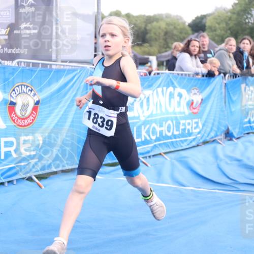 25.08.2024 - Elbe Triathlon Hamburg H.Heesch http://msf.ph/oto/6883640 25.08.2024 13:01:18 Ziel 1799, 1827, 1839 meine-sportfotos.de