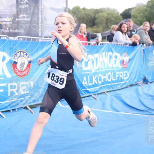 25.08.2024 - Elbe Triathlon Hamburg H.Heesch http://msf.ph/oto/6883641 25.08.2024 13:01:18 Ziel 1799, 1827, 1839 meine-sportfotos.de