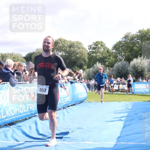 25.08.2024 - Elbe Triathlon Hamburg H.Heesch http://msf.ph/oto/6884469 25.08.2024 11:21:51 Ziel 631, 652, 1850 meine-sportfotos.de
