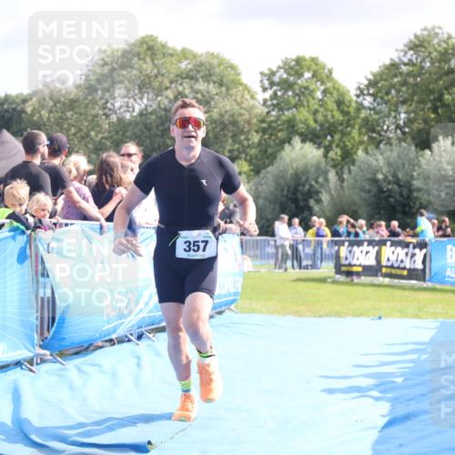 25.08.2024 - Elbe Triathlon Hamburg H.Heesch http://msf.ph/oto/6884582 25.08.2024 11:29:08 Ziel 357, 389 meine-sportfotos.de