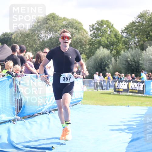 25.08.2024 - Elbe Triathlon Hamburg H.Heesch http://msf.ph/oto/6884584 25.08.2024 11:29:08 Ziel 357, 389 meine-sportfotos.de