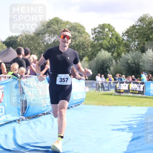 25.08.2024 - Elbe Triathlon Hamburg H.Heesch http://msf.ph/oto/6884590 25.08.2024 11:29:08 Ziel 357, 389 meine-sportfotos.de