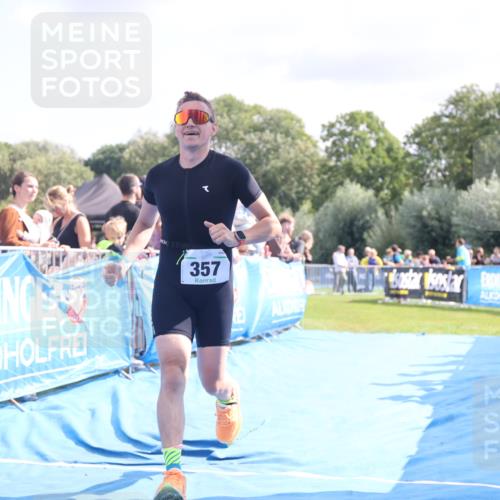 25.08.2024 - Elbe Triathlon Hamburg H.Heesch http://msf.ph/oto/6884603 25.08.2024 11:29:09 Ziel 357, 389, 663 meine-sportfotos.de