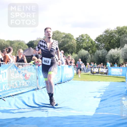 25.08.2024 - Elbe Triathlon Hamburg H.Heesch http://msf.ph/oto/6884651 25.08.2024 11:29:17 Ziel 663, 717 meine-sportfotos.de