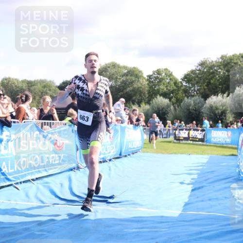 25.08.2024 - Elbe Triathlon Hamburg H.Heesch http://msf.ph/oto/6884653 25.08.2024 11:29:17 Ziel 663, 717 meine-sportfotos.de
