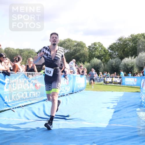 25.08.2024 - Elbe Triathlon Hamburg H.Heesch http://msf.ph/oto/6884655 25.08.2024 11:29:17 Ziel 663, 717 meine-sportfotos.de