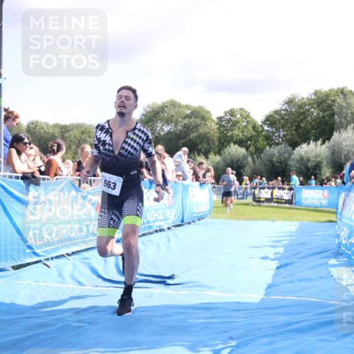 25.08.2024 - Elbe Triathlon Hamburg H.Heesch http://msf.ph/oto/6884659 25.08.2024 11:29:17 Ziel 663, 717 meine-sportfotos.de