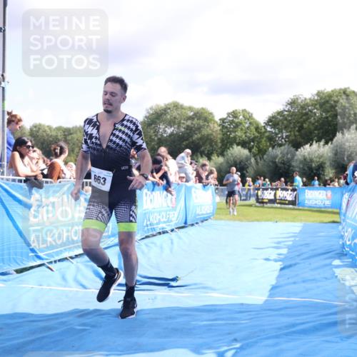 25.08.2024 - Elbe Triathlon Hamburg H.Heesch http://msf.ph/oto/6884662 25.08.2024 11:29:17 Ziel 663, 717 meine-sportfotos.de