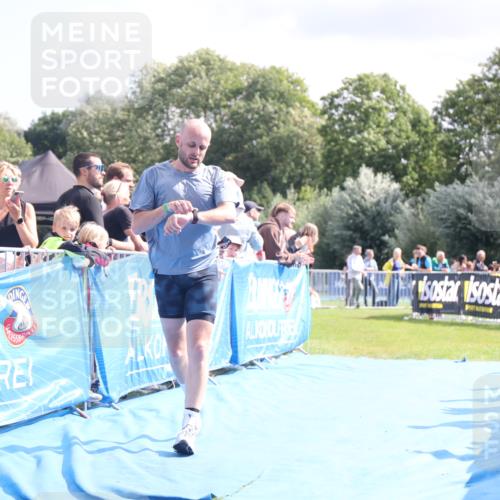 25.08.2024 - Elbe Triathlon Hamburg H.Heesch http://msf.ph/oto/6884664 25.08.2024 11:29:21 Ziel 663, 717 meine-sportfotos.de