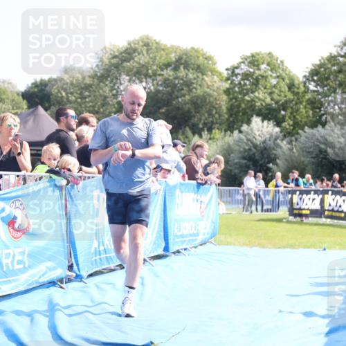 25.08.2024 - Elbe Triathlon Hamburg H.Heesch http://msf.ph/oto/6884666 25.08.2024 11:29:21 Ziel 663, 717 meine-sportfotos.de