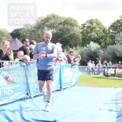 25.08.2024 - Elbe Triathlon Hamburg H.Heesch http://msf.ph/oto/6884668 25.08.2024 11:29:21 Ziel 663, 717 meine-sportfotos.de