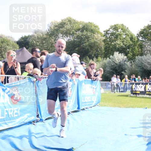 25.08.2024 - Elbe Triathlon Hamburg H.Heesch http://msf.ph/oto/6884669 25.08.2024 11:29:21 Ziel 663, 717 meine-sportfotos.de