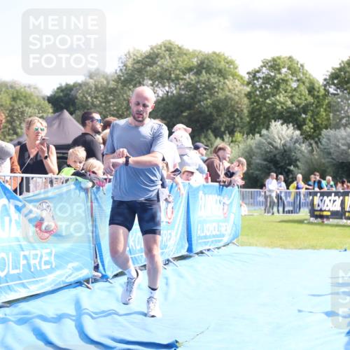 25.08.2024 - Elbe Triathlon Hamburg H.Heesch http://msf.ph/oto/6884671 25.08.2024 11:29:21 Ziel 663, 717 meine-sportfotos.de