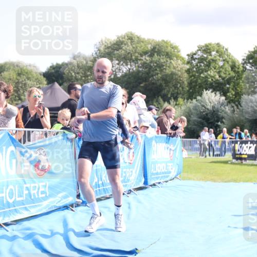 25.08.2024 - Elbe Triathlon Hamburg H.Heesch http://msf.ph/oto/6884673 25.08.2024 11:29:21 Ziel 663, 717 meine-sportfotos.de
