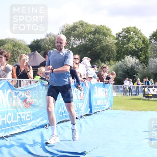 25.08.2024 - Elbe Triathlon Hamburg H.Heesch http://msf.ph/oto/6884676 25.08.2024 11:29:21 Ziel 663, 717 meine-sportfotos.de