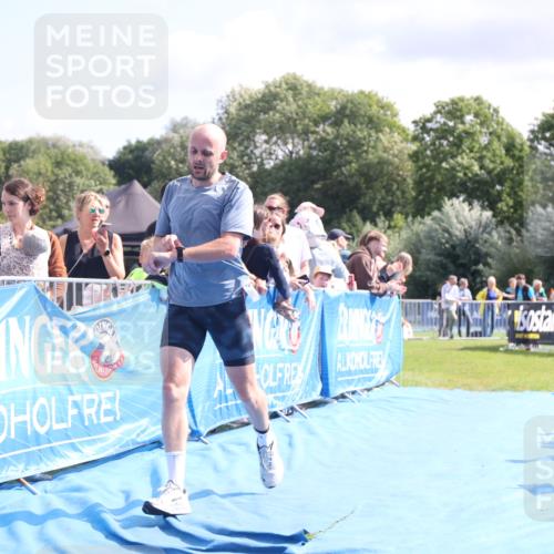25.08.2024 - Elbe Triathlon Hamburg H.Heesch http://msf.ph/oto/6884678 25.08.2024 11:29:21 Ziel 663, 717 meine-sportfotos.de