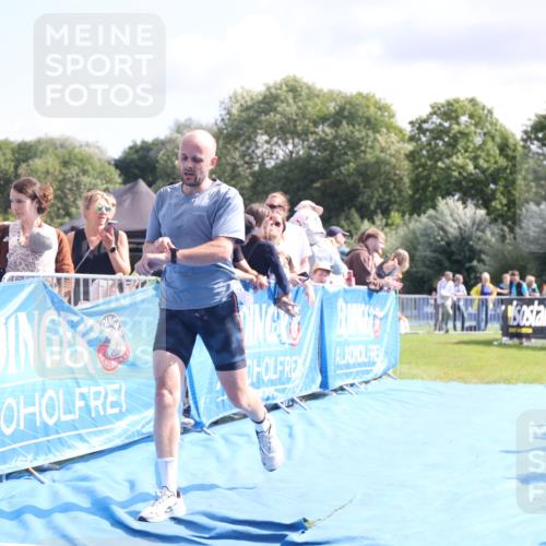 25.08.2024 - Elbe Triathlon Hamburg H.Heesch http://msf.ph/oto/6884680 25.08.2024 11:29:21 Ziel 663, 717 meine-sportfotos.de