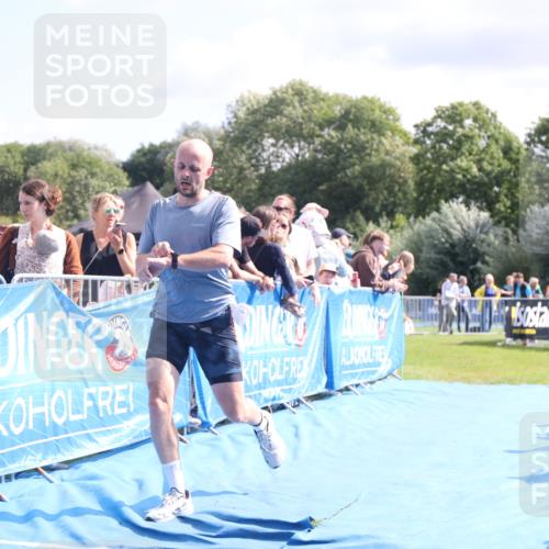 25.08.2024 - Elbe Triathlon Hamburg H.Heesch http://msf.ph/oto/6884682 25.08.2024 11:29:21 Ziel 663, 717 meine-sportfotos.de