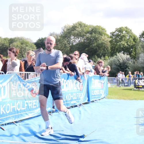 25.08.2024 - Elbe Triathlon Hamburg H.Heesch http://msf.ph/oto/6884684 25.08.2024 11:29:21 Ziel 663, 717 meine-sportfotos.de