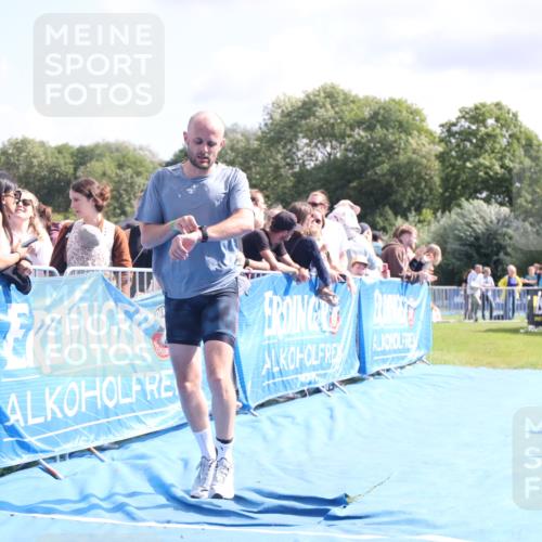 25.08.2024 - Elbe Triathlon Hamburg H.Heesch http://msf.ph/oto/6884688 25.08.2024 11:29:21 Ziel 663, 717 meine-sportfotos.de