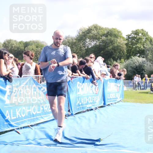 25.08.2024 - Elbe Triathlon Hamburg H.Heesch http://msf.ph/oto/6884690 25.08.2024 11:29:21 Ziel 663, 717 meine-sportfotos.de