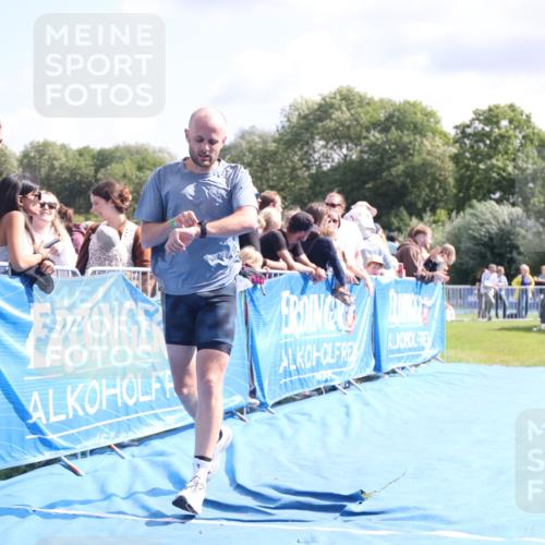 25.08.2024 - Elbe Triathlon Hamburg H.Heesch http://msf.ph/oto/6884692 25.08.2024 11:29:21 Ziel 663, 717 meine-sportfotos.de