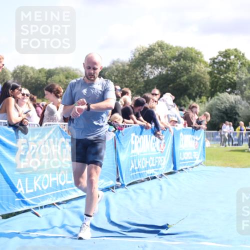 25.08.2024 - Elbe Triathlon Hamburg H.Heesch http://msf.ph/oto/6884694 25.08.2024 11:29:21 Ziel 663, 717 meine-sportfotos.de
