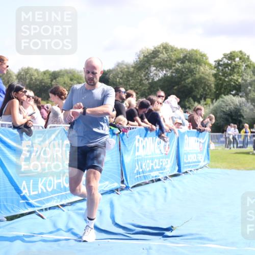 25.08.2024 - Elbe Triathlon Hamburg H.Heesch http://msf.ph/oto/6884696 25.08.2024 11:29:21 Ziel 663, 717 meine-sportfotos.de