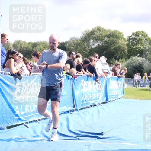 25.08.2024 - Elbe Triathlon Hamburg H.Heesch http://msf.ph/oto/6884699 25.08.2024 11:29:22 Ziel 663, 717 meine-sportfotos.de