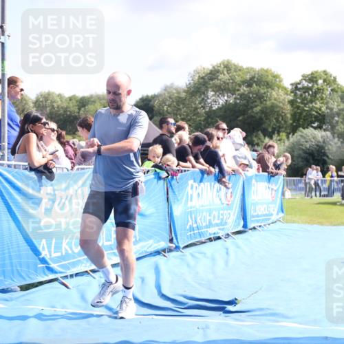 25.08.2024 - Elbe Triathlon Hamburg H.Heesch http://msf.ph/oto/6884701 25.08.2024 11:29:22 Ziel 663, 717 meine-sportfotos.de